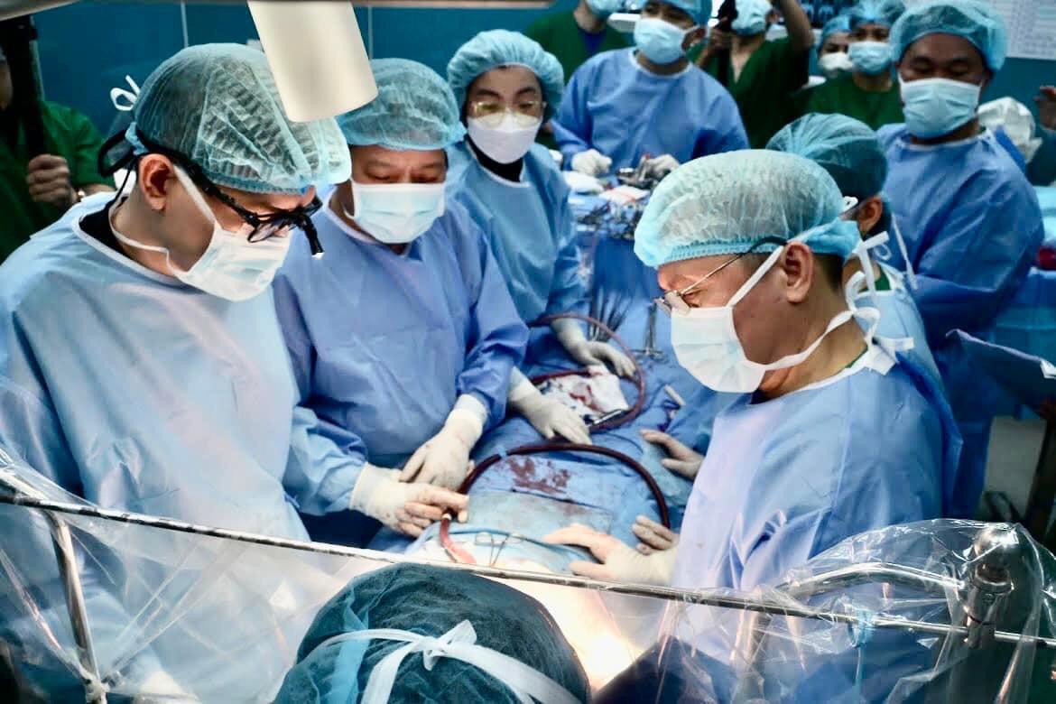 GS.TS.TTND Lê Ngọc Thành và nhóm các chuyên gia, bác sĩ đạt thành tựu lớn với ca ghép phổi kéo dài 12 tiếng của ngày 30 Tết
